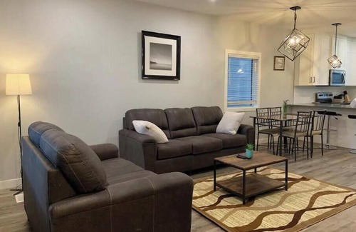 Regina Casa | Exquisite 3 BR Villa with Double Garage-King Bed