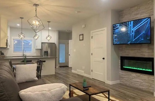 Regina Casa | Exquisite 3 BR Villa with Double Garage-King Bed