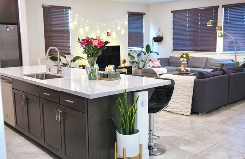 Antelope Casa | Exquisite 5-Bed 3-Bath w/Gym, Office, EV, Smoker