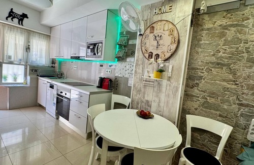 Badalona Casa | BADAROSA House 10 Min to BARCELONA City & Near To BEACH