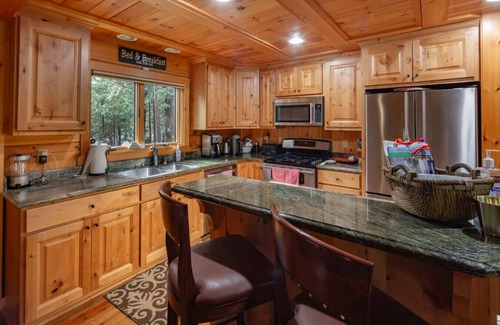 Mono Vista Cabina | Exquisite Custom Log Cabin in the Pines