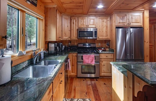 Mono Vista Cabina | Exquisite Custom Log Cabin in the Pines