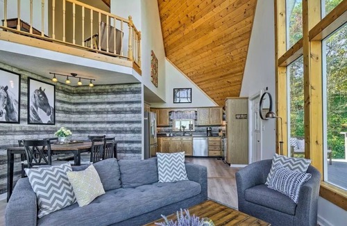 Sevierville Chalet De Esquí | Exquisite Hilltop Chalet with a Cozy Hot tub and Game Room