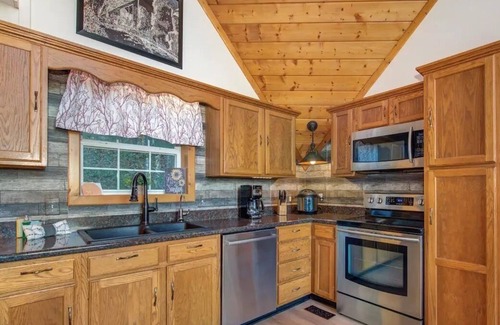 Sevierville Chalet De Esquí | Exquisite Hilltop Chalet with a Cozy Hot tub and Game Room