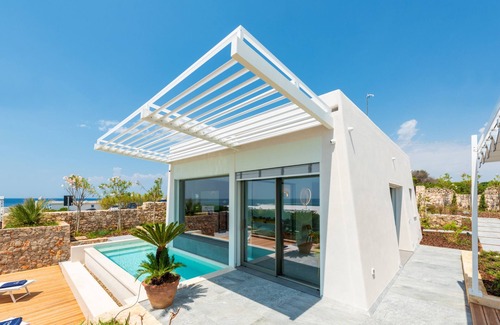 Marina San Gregorio Villa | Exquisite 5-star cottage with sea access, private pool, jacuzzi and spa