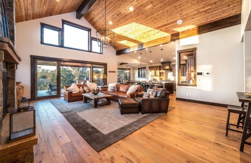 Powell Butte Casa | Exquisite Luxury Home with Panoramic Mountain Views & First-Class Amenities