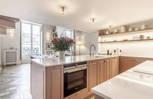 4th Arrondissement Apartamento | Exquisite Marais Abode with Stunning River Views