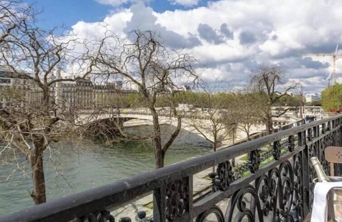 4th Arrondissement Apartamento | Exquisite Marais Abode with Stunning River Views