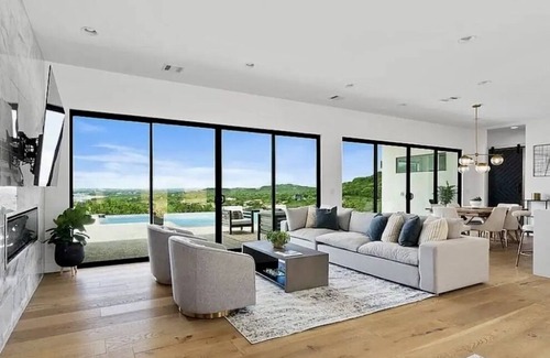 Jonestown Casa | Exquisite modern house overlooking Lake Travis