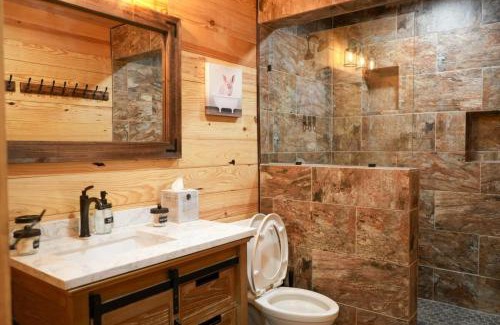 Bridgeport Casa | Exquisite Modern Lux Cabin Hot Tub FirePit Games