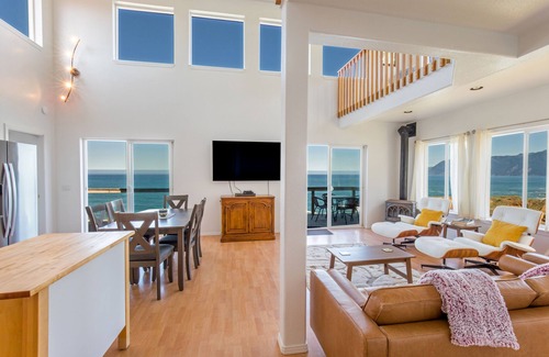 Shelter Cove Condominio | Exquisite Oceanview! by OceanviewHotTubs Tesla Charging Shelter Cove Oceanfront