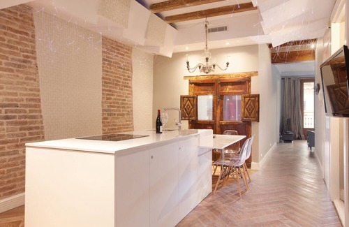 La Ribera Apartamento | Exquisito restaurado Piso con mucha historia en el centro de Barcelona 3 BR 3BTH