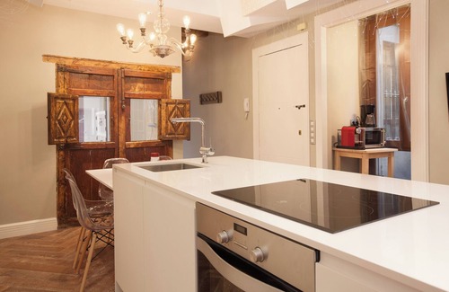 La Ribera Apartamento | Exquisito restaurado Piso con mucha historia en el centro de Barcelona 3 BR 3BTH