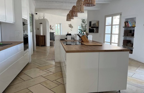 Paros Villa | Exquisita villa con piscina en un lugar aislado con la ciudad y playa cercana, Servicio