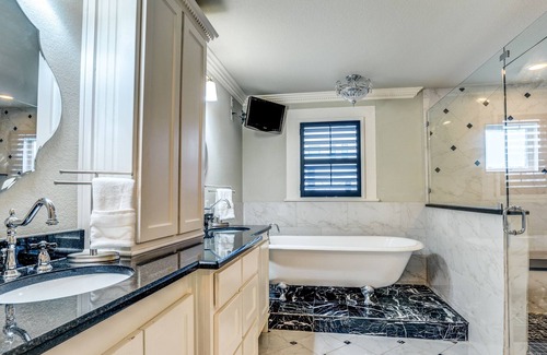 Old East Dallas Villa | Exquisite VIP Dallas Retreat: Walk to Restaurants