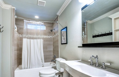 Old East Dallas Villa | Exquisite VIP Dallas Retreat: Walk to Restaurants