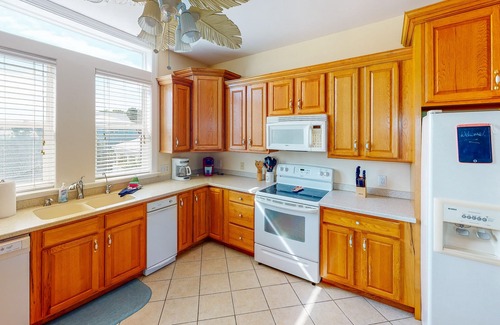 Oceanmarsh Subdivision Casa | Extended Golf cart! Elevator! Amazing Views! Pets! Accessible! 4 decks!