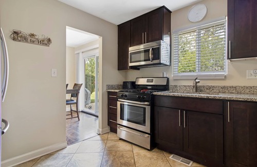 Des Plaines Casa | Extended Stay Des Plaines FHS Rental