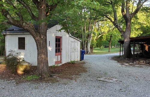 Elon Casa | Smith Farm at Elon es una encantadora casa recientemente renovada ubicada en 4 acres con
