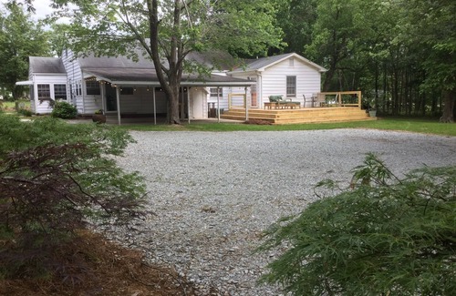 Elon Casa | Smith Farm at Elon es una encantadora casa recientemente renovada ubicada en 4 acres con