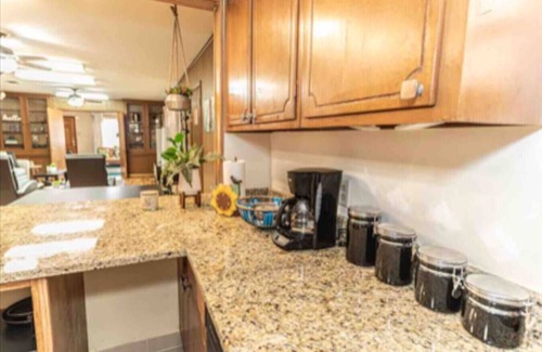 Harahan Casa | Extended Stay Safe Haven-Big Car Port Parking!