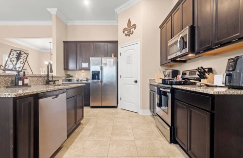 Lake Charles Casa | Extended Stay with Fast WiFi, 2 Luxurious King Beds | Business Ready + Pet Friendly | Garage Parking