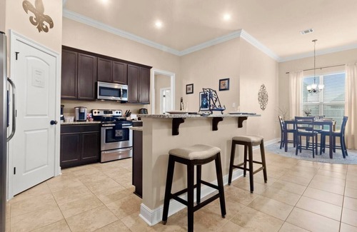 Lake Charles Casa | Extended Stay with Fast WiFi, 2 Luxurious King Beds | Business Ready + Pet Friendly | Garage Parking