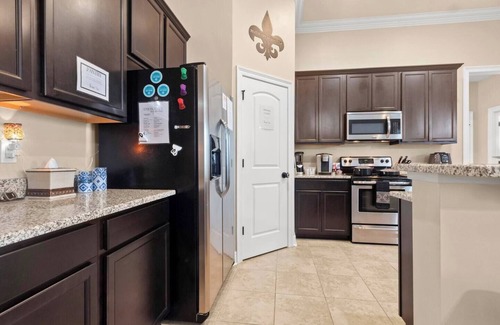 Lake Charles Casa | Extended Stay with Fast WiFi, 2 Luxurious King Beds | Business Ready + Pet Friendly | Garage Parking
