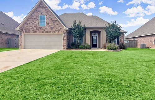 Lake Charles Casa | Extended Stay with Fast WiFi, 2 Luxurious King Beds | Business Ready + Pet Friendly | Garage Parking