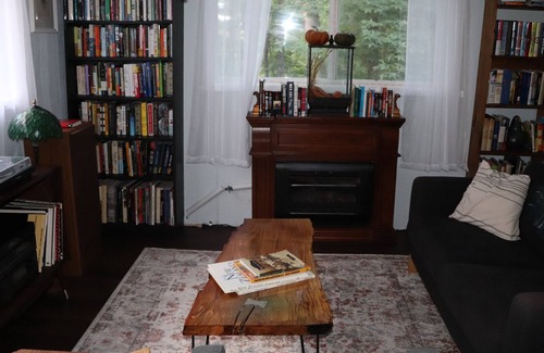 Broadway Cabina | Extensive book libary and place to disconnect!