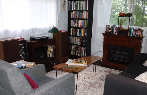 Broadway Cabina | Extensive book libary and place to disconnect!