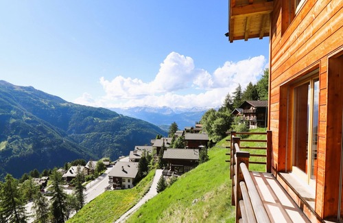 St. Luc Chalet De Esquí | Outside: detached chalet on 3 floors with magnificent views, sleeps 4 - approx. 80m2Interiors