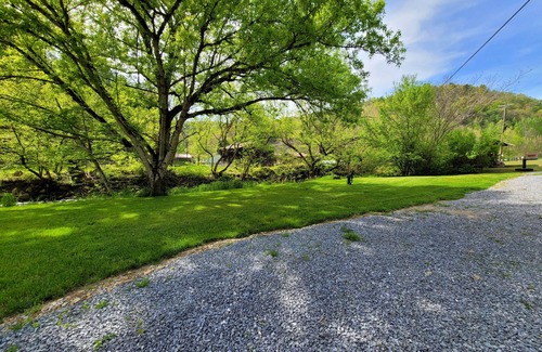 Del Rio Alquiler De RV | Extra large grassy creekside tent site!