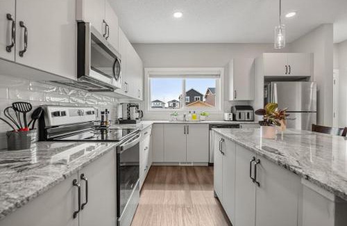 Airdrie Casa | Extra Large House with AC, Free Banff Access, Sleep 12, BBQ, 4 Bedrooms & 2 Sleeper Sofa Beds