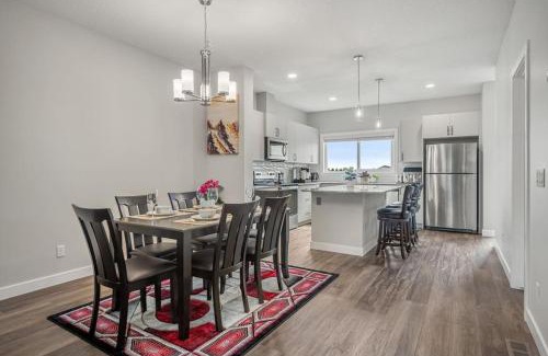 Airdrie Casa | Extra Large House with AC, Free Banff Access, Sleep 12, BBQ, 4 Bedrooms & 2 Sleeper Sofa Beds