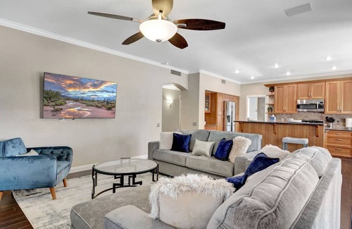 Paradise Park Vista Casa | Extravagant Backyard & Dazzling Interior Concepts