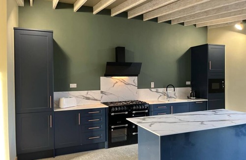 Shanavooneen Casa | Extremely spacious rustic 7 Bedroom Barn Conversion, Family & Pet friendly