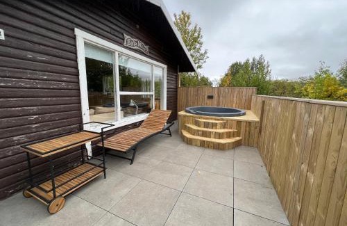 Rangarþing eystra Otro | Eyja Mork - Stargazing Igloo with shared Hot Tub, BBQ and kitchen - B3
