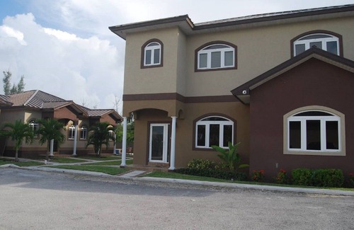 Lucaya Casa | EZ VILLE @ TAINO BEACH