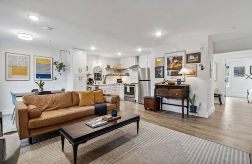 St. Marys Apartamento | #F 2-Bedroom Apt DT - Steps from Shops & Dining