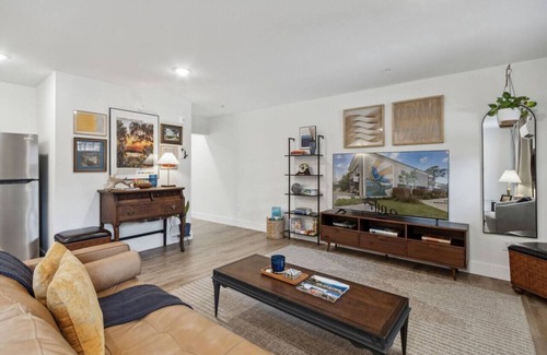 St. Marys Apartamento | #F 2-Bedroom Apt DT - Steps from Shops & Dining