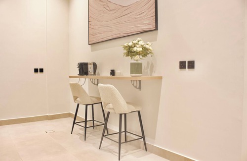 Riyadh Apartamento | F1 Stylish Stay Near Airport + Gym & Pool Access