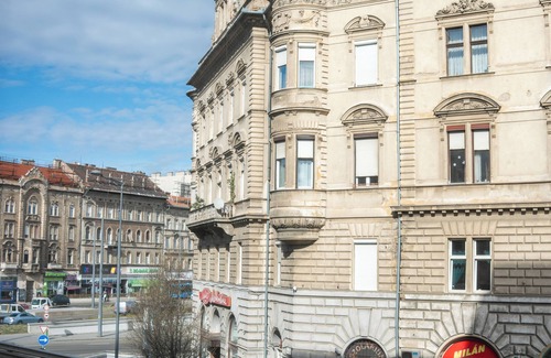Nepszinhaz negyed Apartamento | f5 studio Budapest 211 - is a stylish apartment located in the downtown