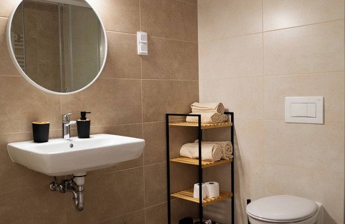 Nepszinhaz negyed Apartamento | f5 studio Budapest 211 - is a stylish apartment located in the downtown