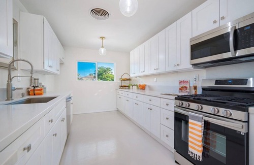 Cathedral City Cove Casa | Fab Mid Century Cathedral Cove Pool Home with Stunning Mountain Views