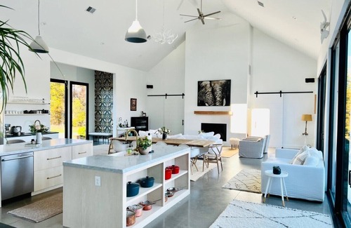 Batesville Otro | FAB MODERN BARN w/heated pool, views & 21+ acres - close to UVA & Vineyards!