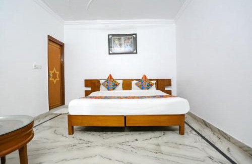 Dwarka Hotel | FabExpress Premium Rooms - Nr Yashobhoomi Convention Centre