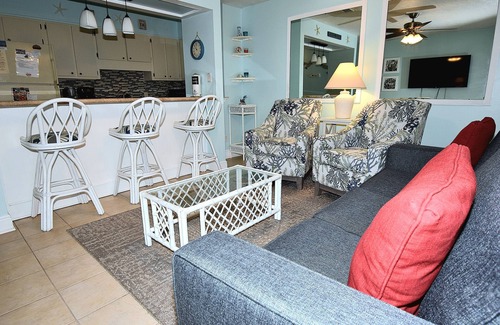 Holiday Beach Condominio | Fabulous 1BR Condo with amazing beach views sleeps 4. Park by door. Pool.
