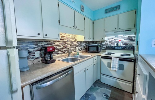 Holiday Beach Condominio | Fabulous 1BR Condo with amazing beach views sleeps 4. Park by door. Pool.