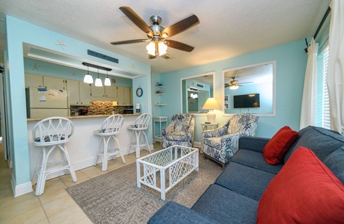Holiday Beach Condominio | Fabulous 1BR Condo with amazing beach views sleeps 4. Park by door. Pool.